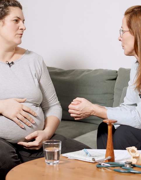 Humana Hebammentipps Übelkeit in der Schwangerschaft - schwangere Frau