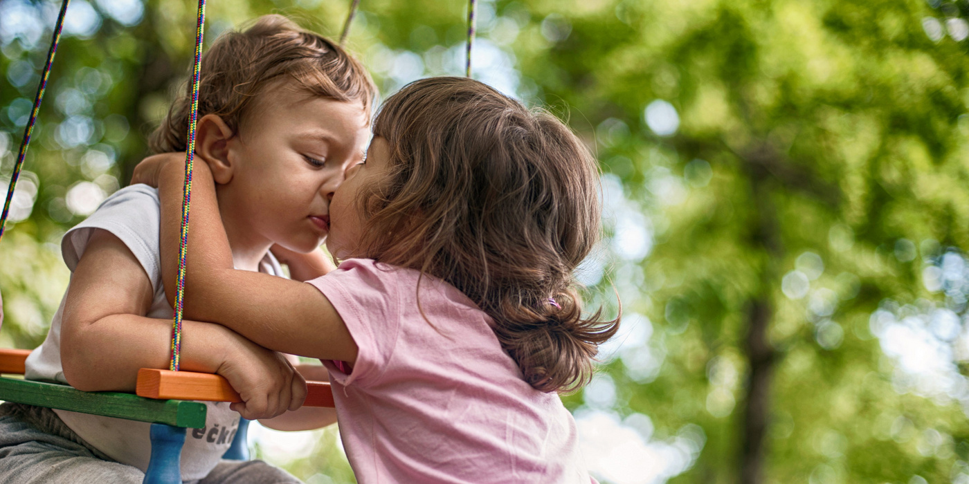 Humana Baby Schwestern spielen miteinander
