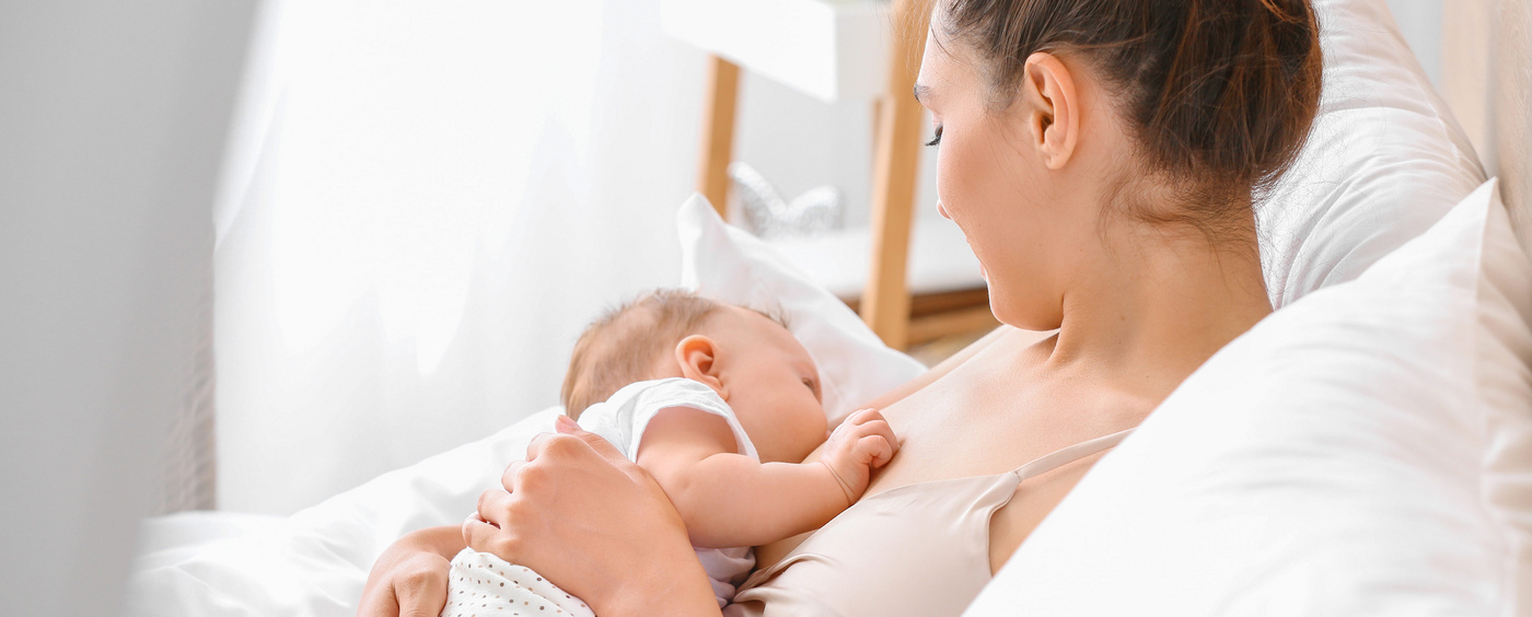Humana Mama stillt Baby