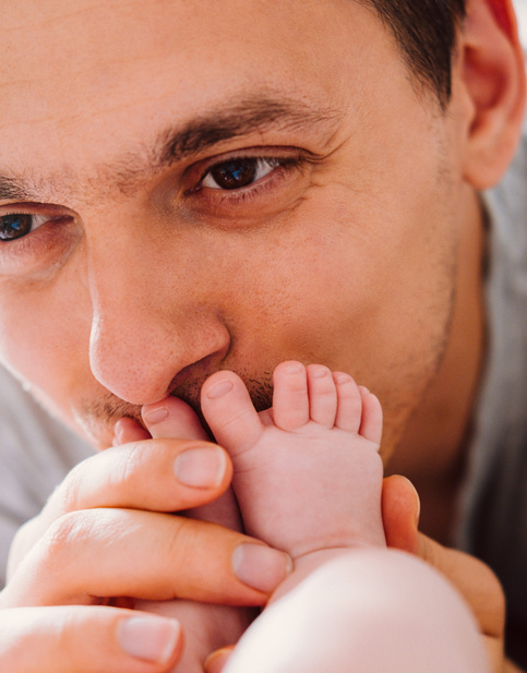 Humana Papa sieht sein Baby liebevoll an