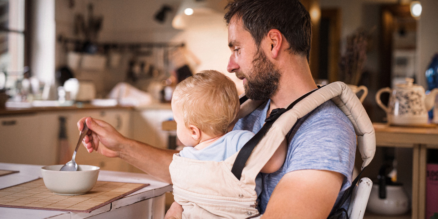 Alete bewusst Baby mit Vater beim Essen