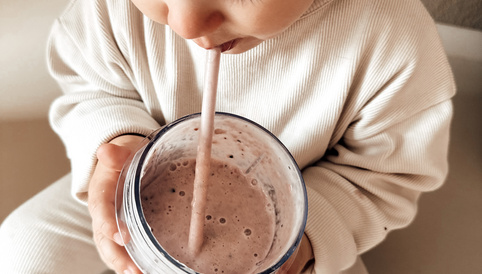 Humana Rezept Beerensmoothie Kind trinkt Strohalm