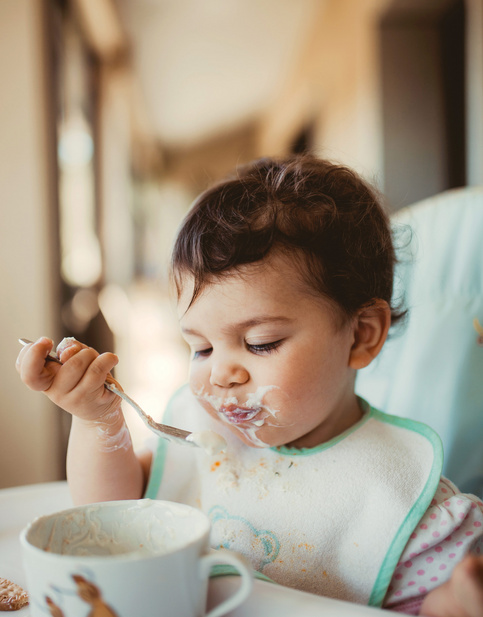 Humana süßes Baby isst Müsli