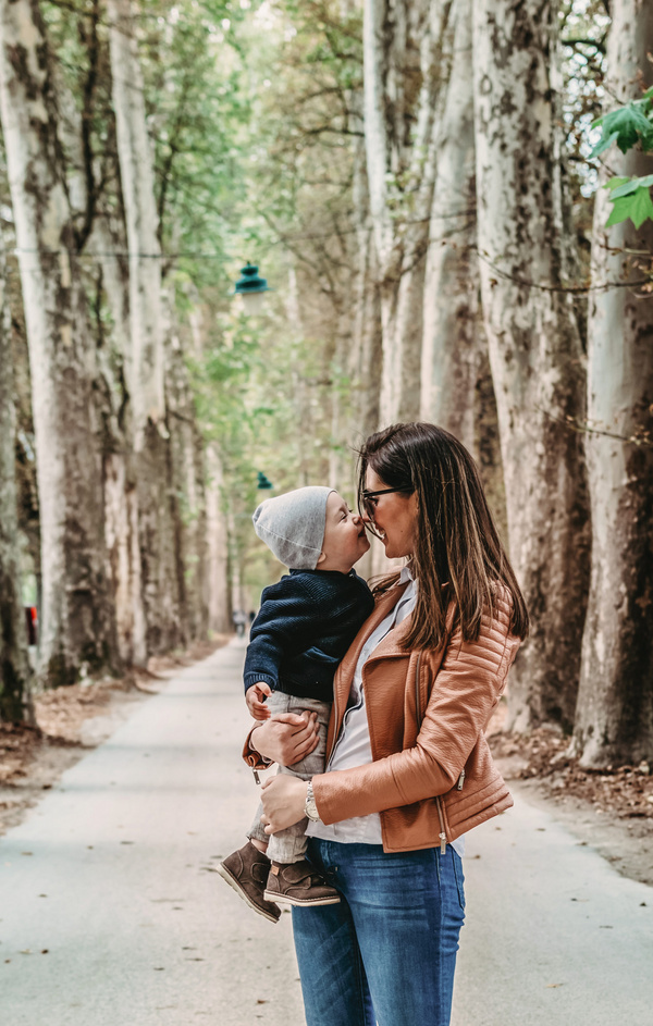 Humana Baby und Mama im Park