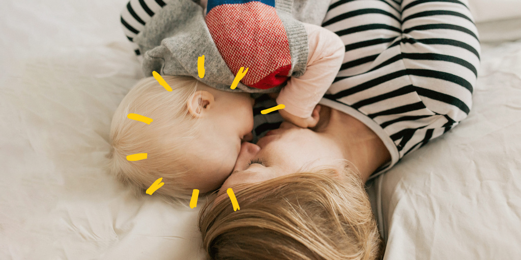 Humana Mama und Baby kuscheln gemeinsam im Bett