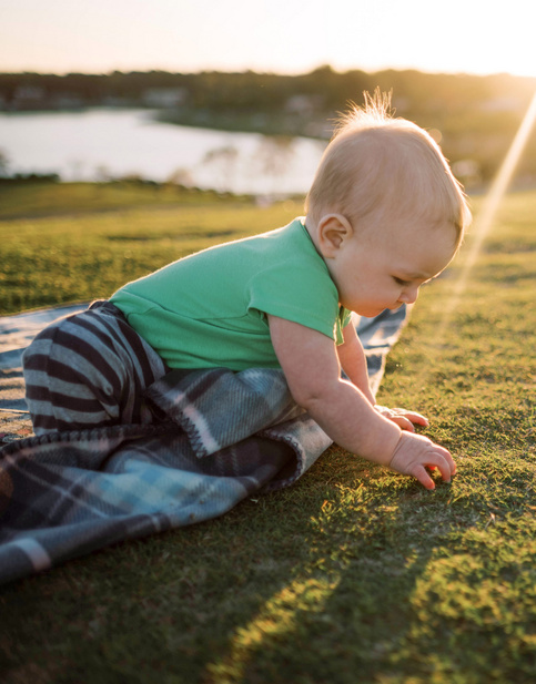 Humana Baby spielt im Gras