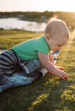 Humana Baby spielt im Gras