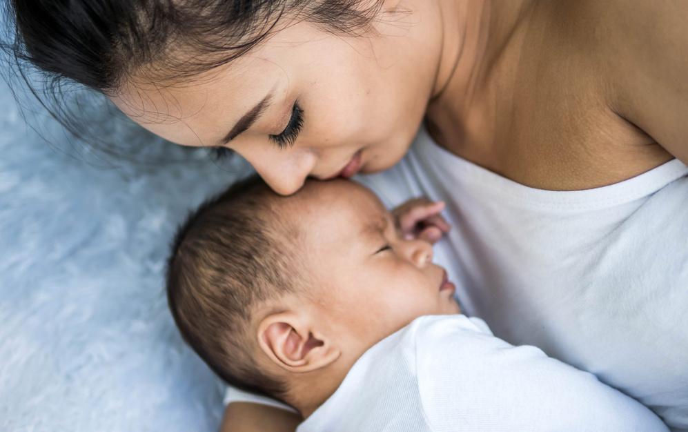 Humana Baby schläft ruhig neben Mama