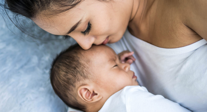 Humana Baby schläft ruhig neben Mama