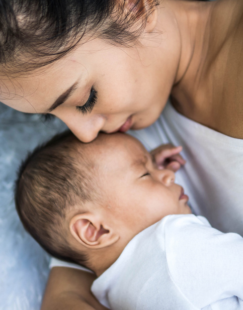 Humana Baby schläft ruhig neben Mama