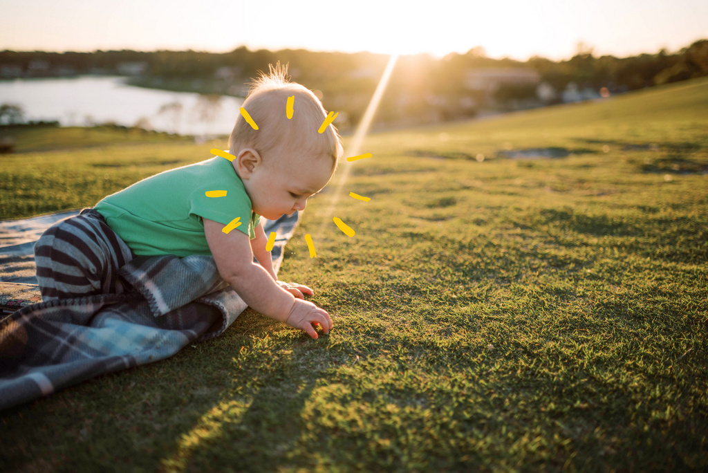 Humana Baby spielt im Gras