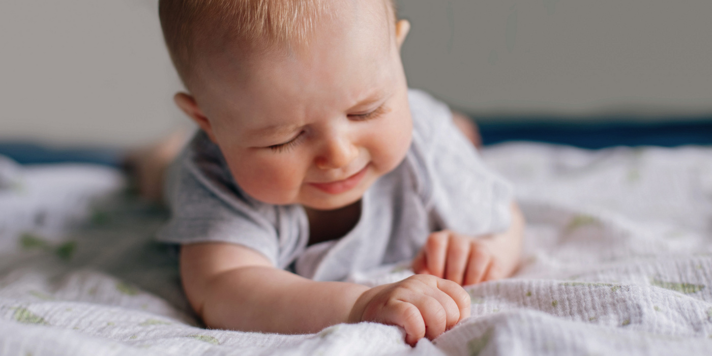 Humana Baby auf dem Bett