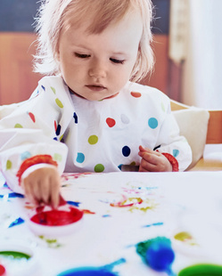 Kind beim Malen mit Fingerfarben