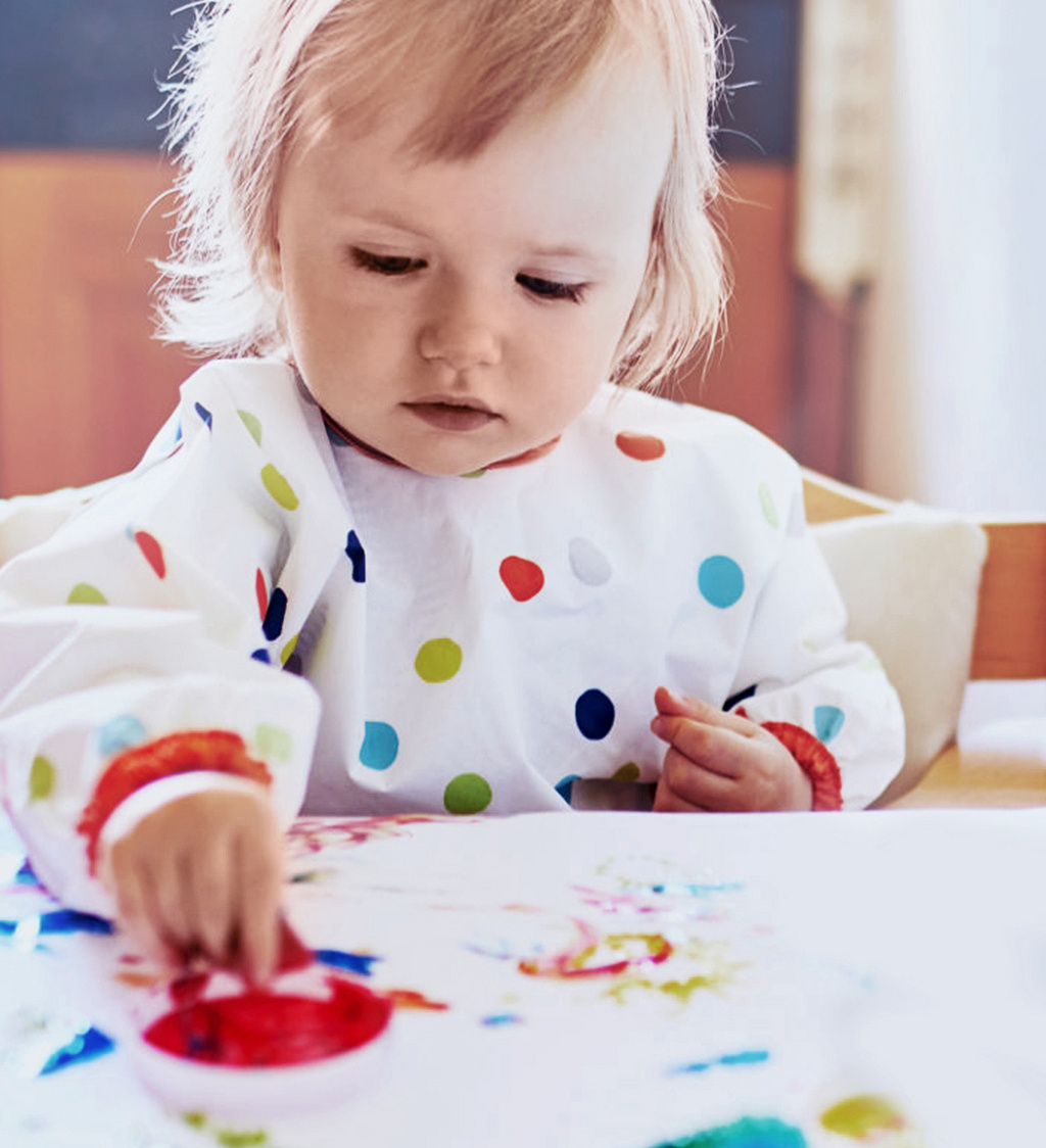 Kind beim Malen mit Fingerfarben