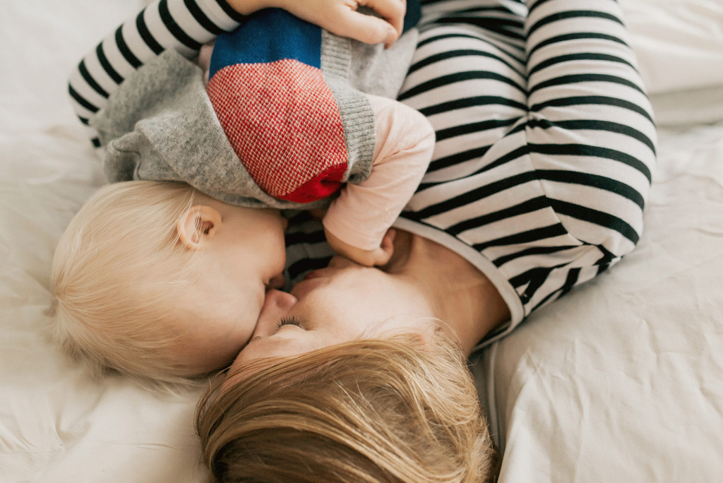 Humana Baby und Mama kuscheln im Bett
