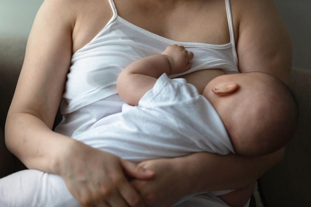 Humana zusammen wachsen Mutter stillt Baby
