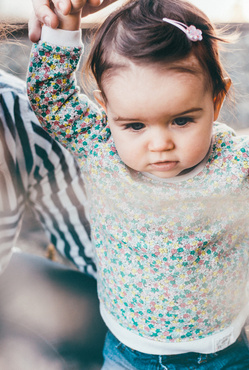 Humana Papa hält Baby an der Hand