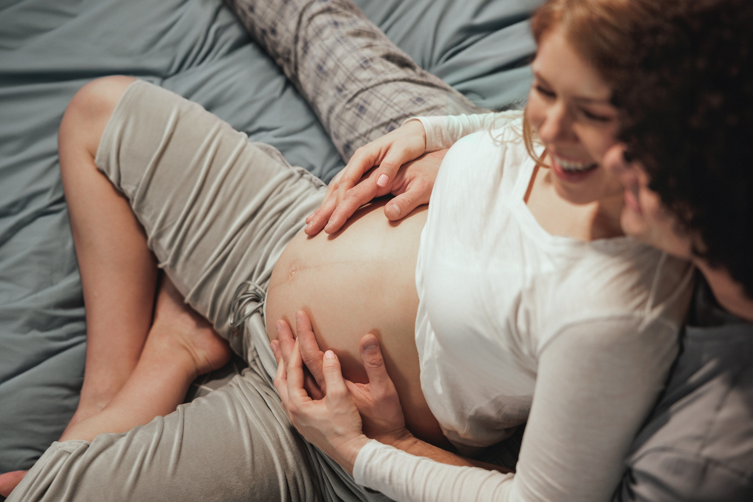 Humana zusammen wachsen Schwangere und Vater mit Händen auf dem Bauch