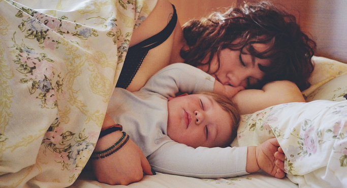 Humana Mama und Baby schlafen zusammen