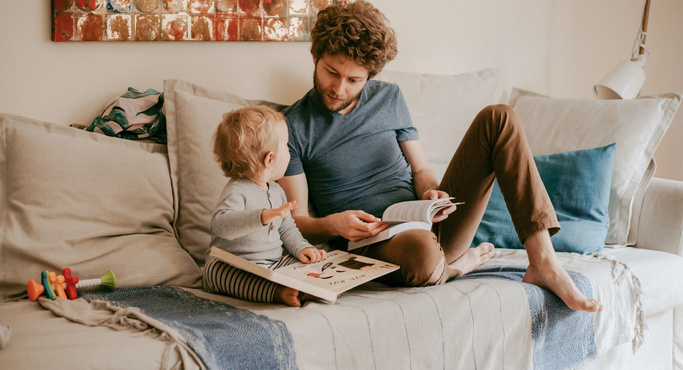 Humana Papa und Baby lesen Bücher