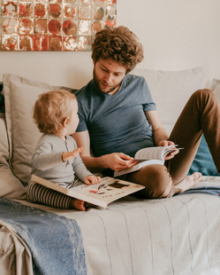 Humana Papa und Baby lesen Bücher