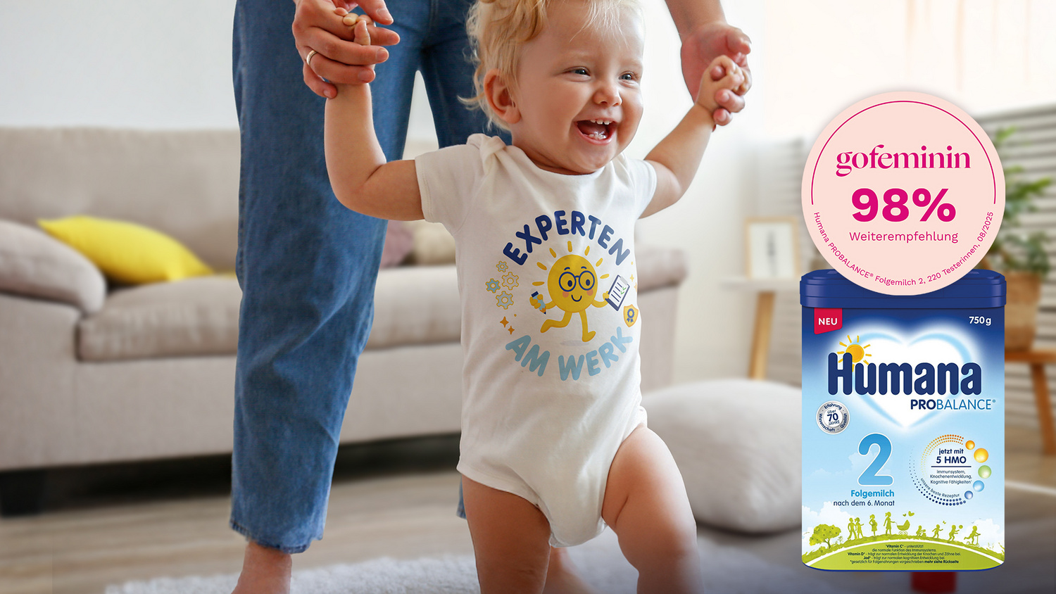 Laufendes Baby in einem Body auf dem steht "Experten am Werk" und das von einer Person an den Händchen gehalten wird. Dazu Abbildung von Humana 2 mit dem Hinweis auf eine 98%ige Empfehlungsrate.