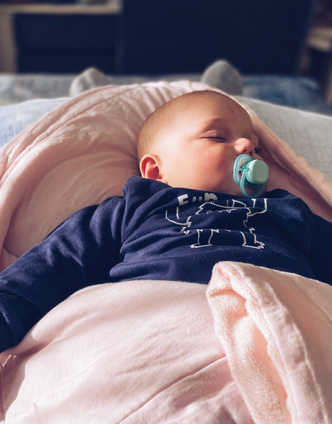 Humana Baby schläft mit Schnuller