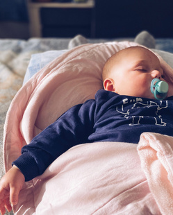 Humana Baby schläft mit Schnuller
